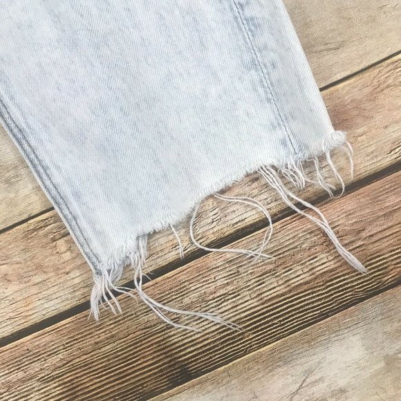 American Eagle Womens Size 6 Light Wash Distressed Ripped Raw Hem Mom Jean - Picture 5 of 7